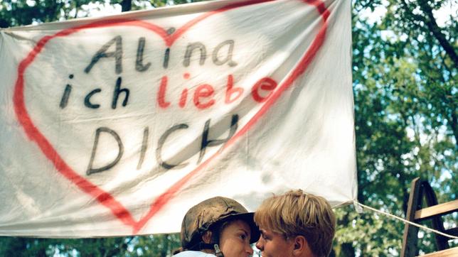 Große Überraschung: Patrick (Tim-Kristopher Hausmann) hat sich endlich dazu durchgerungen, Alina  (Marett Katalin Klahn) seine Liebe zu zeigen. Was Jennifer wohl dazu sagen wird?