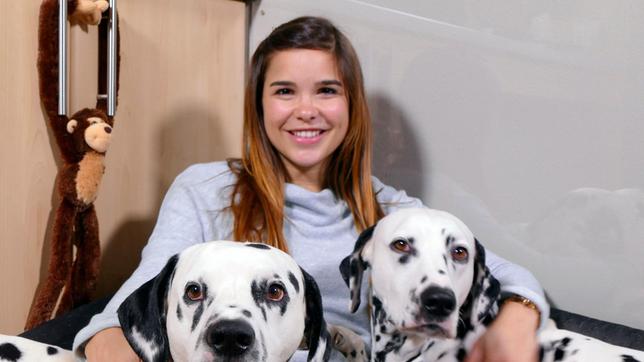 Anna kann mit den beiden Dalmatiner-Rüden Sky und Luca wunderbar kuscheln.