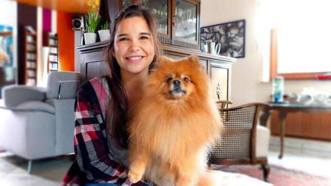 Anna mit Pomeranian Teddy. Pomeranians sind sehr, sehr klein gezüchtetet Spitze, deswegen werden sie auch Zwergspitze genannt. Weiteres Bildmaterial finden Sie unter www.br-foto.de.