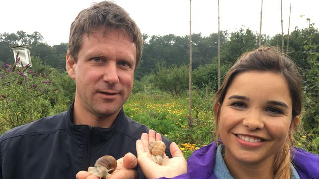 Bild: BR Anna und Schneckenforscher Christoph halten Schnecken
