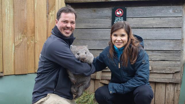 Anna und Greg mit einem kleinen Wombat-Mädchen