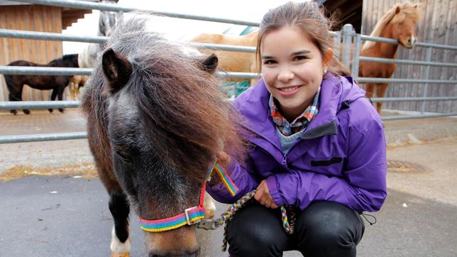 Anna und Mini-Shetlandpony "Lillemor", die Mini-Shetties sind die kleinsten Ponys der Welt.