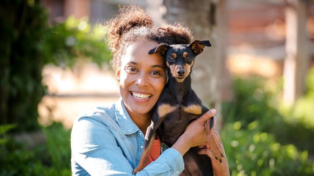 Beim Fotoshooting kuschelt Pia mit Rehpinscher "Aki". Weiteres Bildmaterial finden Sie unter www.br-foto.de.