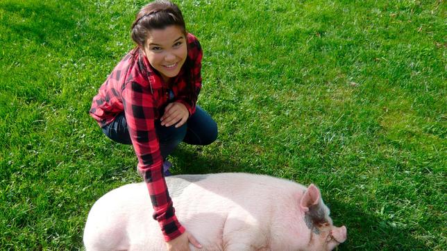 Bild: BR/Text und Bild Medienproduktion GmbH Ein Sonnenbad und den Bauch gekrault von Anna - was kann es Schöneres geben. Auch Minischweine brauchen ab und zu eine Streicheleinheit.