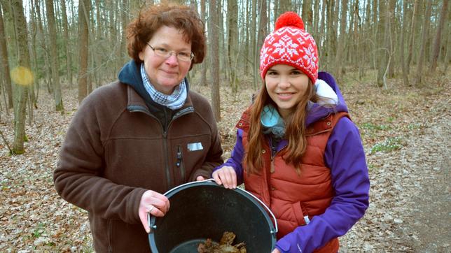 Einen halben Eimer voller Erdkröten haben Anna und Naturschützerin Sonja eingesammelt. Sie bringen die Tiere sicher über die Straße zu deren Laichgewässer. Jedes Jahr werden unzählige Amphibien auf ihren Wanderungen überfahren. Weiteres Bildmaterial finden Sie unter www.br-foto.de.