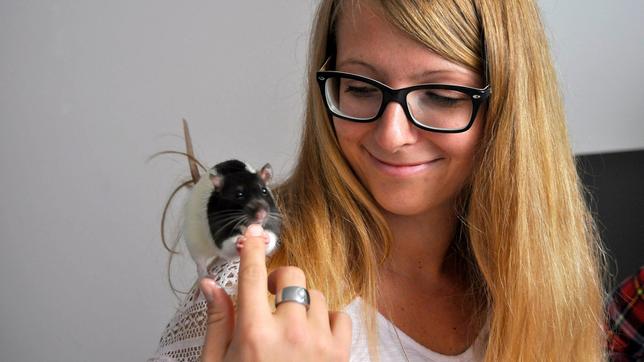 Ramona und eine ihrer fünf Farbratten. 