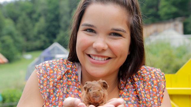 Bild: BR So sieht ein ein Tag altes Meerschweinchen aus. Tierreporterin Anna ist begeistert.