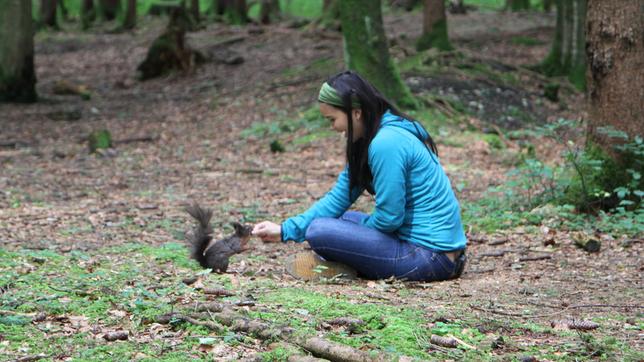 Bild: BR/Text und Bild Medienproduktion GmbH & Co. KG. Anna und die wilden Tiere: Anna und ein Eichhörnchen