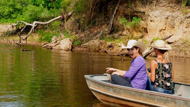 Auf dem Rio Negro im Pantanal begegnet Anna den neugierigen Riesenottern. Die Tiere sind ausgezeichnete Schwimmer und Taucher.