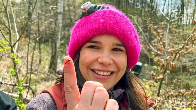 Anna mit einer Kahlrückigen Waldameise auf dem Finger. 