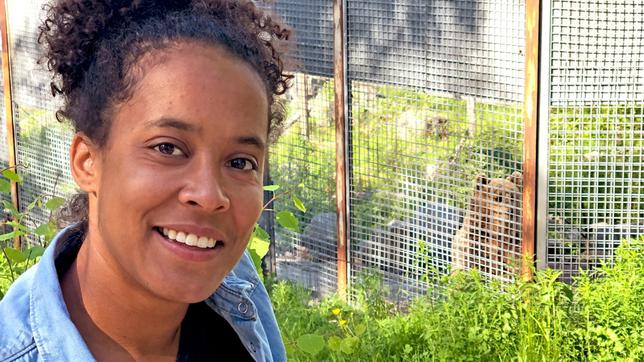 Pia steht im Ranua Zoo vor dem Bärengehege. Im Hintergrund sieht man Bärin Malla. Weiteres Bildmaterial finden Sie unter www.br-foto.de.