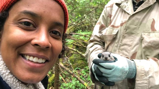 Pia und Biologe Ralf haben im finnischen Wald ein junges Gleithörnchen gefunden.