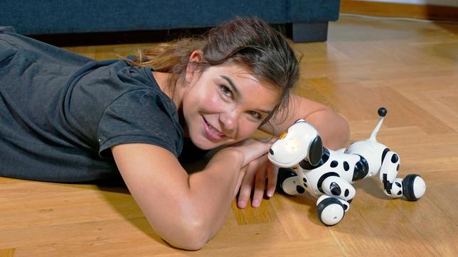 Bild: BR Anna schaut sich an, was ein Roboterhund alles draufhat.