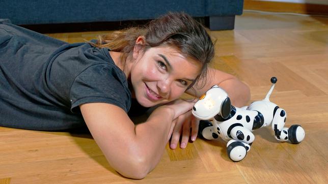 Anna schaut sich an, was ein Roboterhund alles draufhat. 