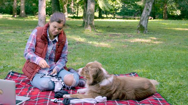 Anna arbeitet an einer Sockenkrake. Aus gebrauchten Socken lässt sich so ein tolles Hundespielzeug basteln. 