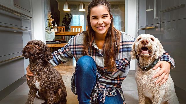 Bild: BR Anna darf die beiden italienischen Wasserhunde Abbey und Joshi füttern. Weiteres Bildmaterial finden Sie unter www.br-foto.de.