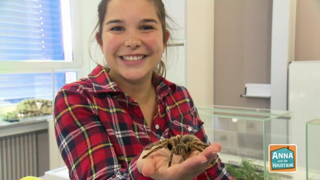 Anna mit einer Vogelspinne auf ihrer Hand