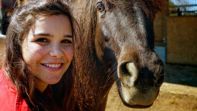 Bei ihrem Besuch auf dem Reiterhof lernt Anna die Shetlandpony-Dame Carima kennen. 