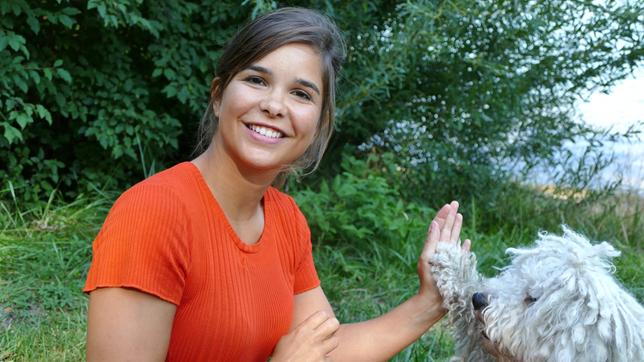 Puli Benji macht "High Five" mit Anna. 
