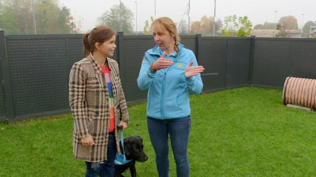 Bild: BR Anna mit einer Trainerin und einem Hund