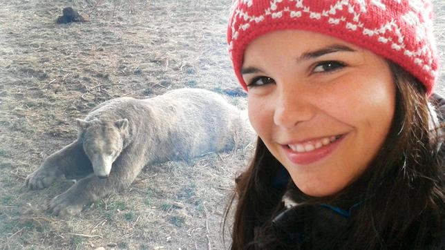 Bild: BR Anna vor dem Gehege von Hudson, dem bekannten Eisbären aus dem Zoo von Winnipeg. Der ist drei Jahre alt und wiegt schon 300 Kilos.