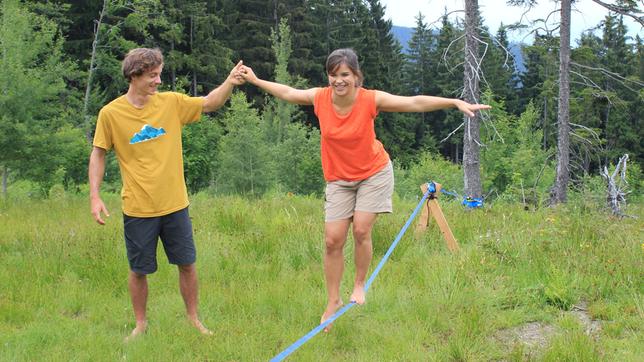 Bild: BR/Text + Bild Medienproduktion Anna lernt Friedi kennen, einen der weltbesten Slackliner.