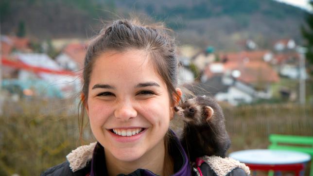 Bild: BR Anna und Bonnie, eine Fähe. So nennt man die Frettchen-Weibchen.