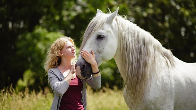 Bild: WDR/Andrea Hansen Ein weißes Pferd taucht plötzlich bei Charlie (Sinje Irslinger) auf.