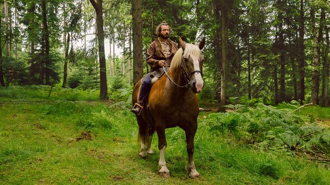 Bild: WDR/Andrea Hansen Rudofos (Daniel Christensen) will Arman und Mick mit seinem Pferd Donnerwind folgen.
