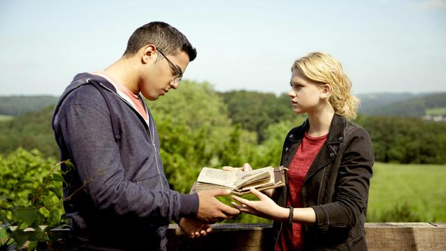 Bild: WDR/Andrea Hansen Tarik (Kaan Sahan) und Charlie (Sinje Irslinger) versuchen in Rosalies Buch eine Antwort zu finden.
