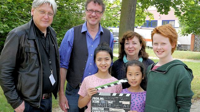 Bild: MDR/Kevin Lee Film Die Check Eins Dokumentation 28.05.2016 "Ente gut! – die Filmdoku" Dieter Horres (Herstellungsleiter), Norbert Lechner (Regie), Christa Streiber (MDR Redakteurin) unten v.l.n.r.: Lynn Dortschack, Linda Phuong Anh Dang, Lisa Bahati Wihstutz