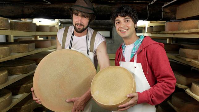 Bild: BR Checker Can Der Alm-Check: Checker Can mit Senner Florian im Käsekeller