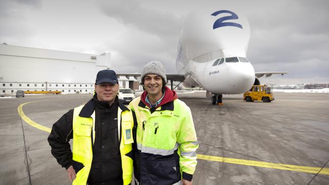 Bild: BR Checker Can Der Transport-Check: Checker Can vor einer Beluga mit Lademeister Stefan Fink