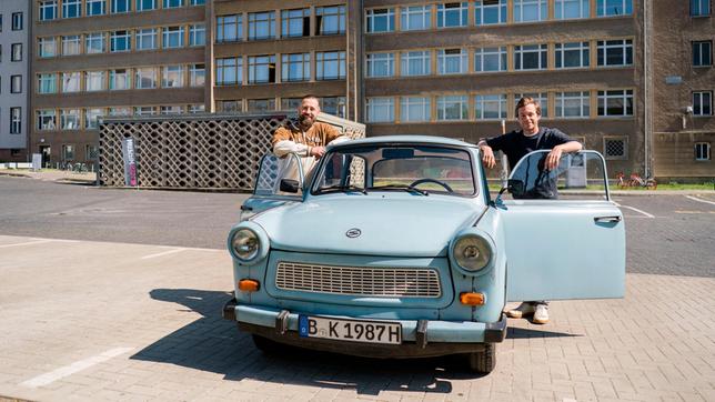Bild: BR/megaherz gmbh Bürger Lars Dietrich (links) und Checker Tobi sind mit einem Trabi unterwegs.
