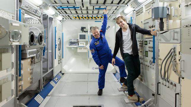 Bild: BR Checker Tobi Der Raumfahrt-Check Tobi und Raumfahrer Reinhold Ewald im Forschungsmodul der ISS in Köln