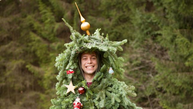 Bild: BR Checker Tobi Der Christbaum-Check 25.12.2013 Checker Tobi hat sich als Christbaum verkleidet