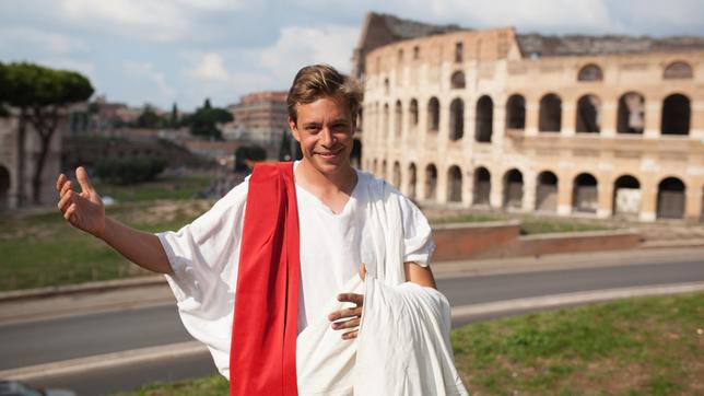 Checker Tobi verkleidet als Senator vor dem Colosseum in Rom.