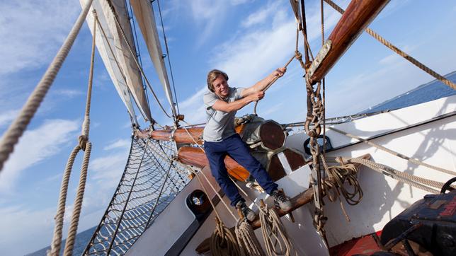 Bild: BR/megaherz gmbh/Hans-Florian Hopfner Checker Tobi setzt die Segel auf der "Thor Heyerdahl"