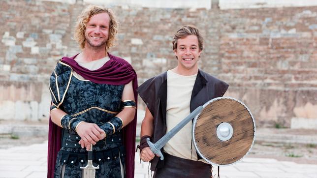 Bild: BR/megaherz gmbh Checker Tobi (rechts) mit Archäologe Heli als Gladiatoren in Ephesos in der Türkei.