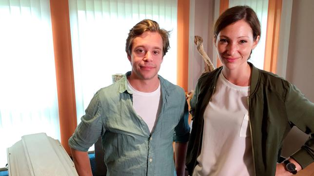 Bild: BR/megaherz gmbh/Stefan Schindler Checker Tobi mit Bestatterin Anna. Weiteres Bildmaterial finden Sie unter www.br-foto.de.