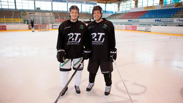Bild: BR/megaherz gmbh/Hans-Florian Hopfner Checker Tobi (rechts) mit Eishockeyspieler Christian Trötzel.