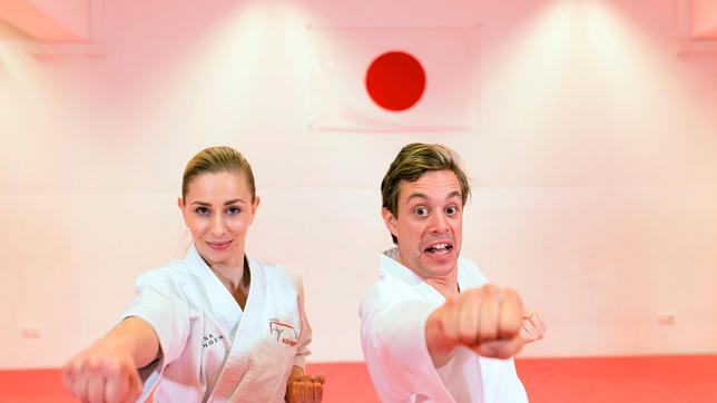 Bild: BR Checker Tobi mit Karateka Irena. Sie zeigt ihm, wie man karatemäßig schlägt.