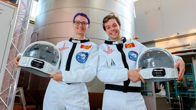 Bild: BR/megaherz/Malte Nieschalk Checker Tobi mit Mars-Expertin Christiane. An der Universität Bremen haben Christiane und ihr Team ein Modell einer Mars-Unterkunft entwickelt und aufgebaut.