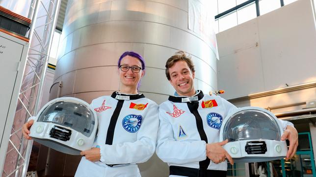 Bild: BR/megaherz/Malte Nieschalk Checker Tobi mit Mars-Expertin Christiane. An der Universität Bremen haben Christiane und ihr Team ein Modell einer Mars-Unterkunft entwickelt und aufgebaut. Weiteres Bildmaterial finden Sie unter www.br-foto.de.