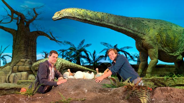 Bild: BR/megaherz gmbh Checker Tobi (rechts) mit Paläontologe Michael Gudo im Prähistorikum Gondwana.