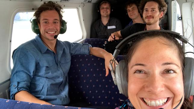 Bild: BR/Ulla Lohmann/megaherz gmbh Checker Tobi (links) mit Vulkanforscherin Ulla, Regisseur Martin (hinten links), Kameramann Johannes und Tonmann Peter in einer kleinen Chessna auf dem Weg von Port Vila nach Tanna, Vanuatu.