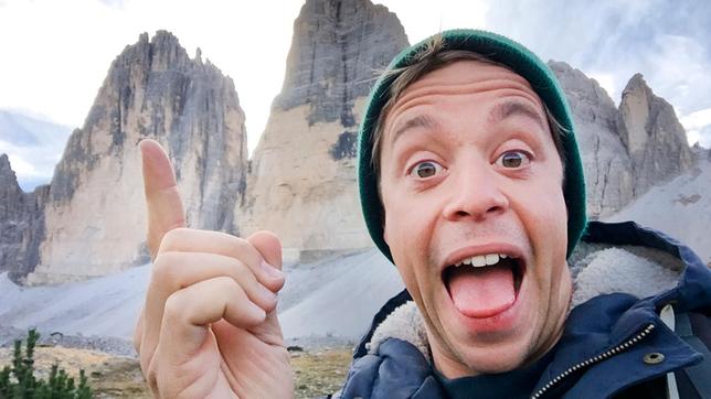Bild: BR/megaherz gmbh Checker Tobi vor den Drei Zinnen in Südtirol.