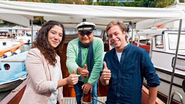 Bild: BR/megaherz gmbh Checker Tobi zusammen mit Istanbulexpertin Merve und Kapitän Aytun auf einem Boot in Istanbul.