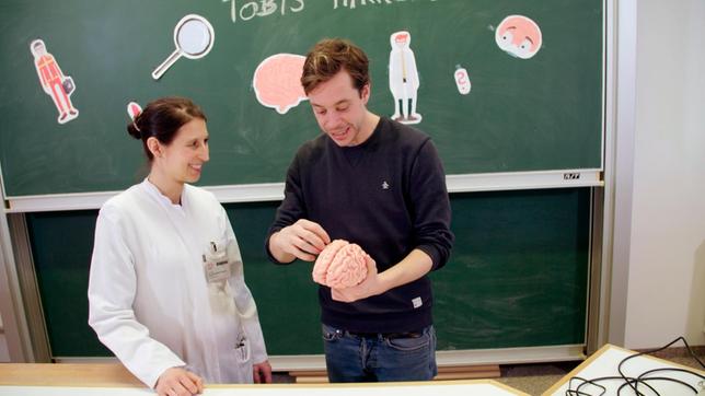 Dr. Stephanie Ott-Mischo erklärt Tobi den Aufbau des Gehirns in der München Klinik Bogenhausen. Weiteres Bildmaterial finden Sie unter www.br-foto.de