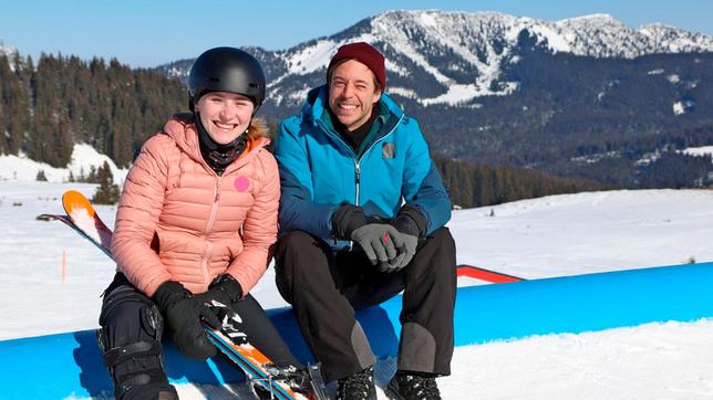 Bild: BR/megaherz gmbh/Fritz Schönegger Freestylerin Mia macht mega coole Tricks mit ihren Ski und hilft Checker Tobi seinen ersten Trick auszuprobieren. Weiteres Bildmaterial finden Sie unter www.br-foto.de.